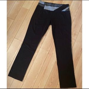 LULULEMON FLARE BLACK REVERSIBLE LEGGINGS GUC!!